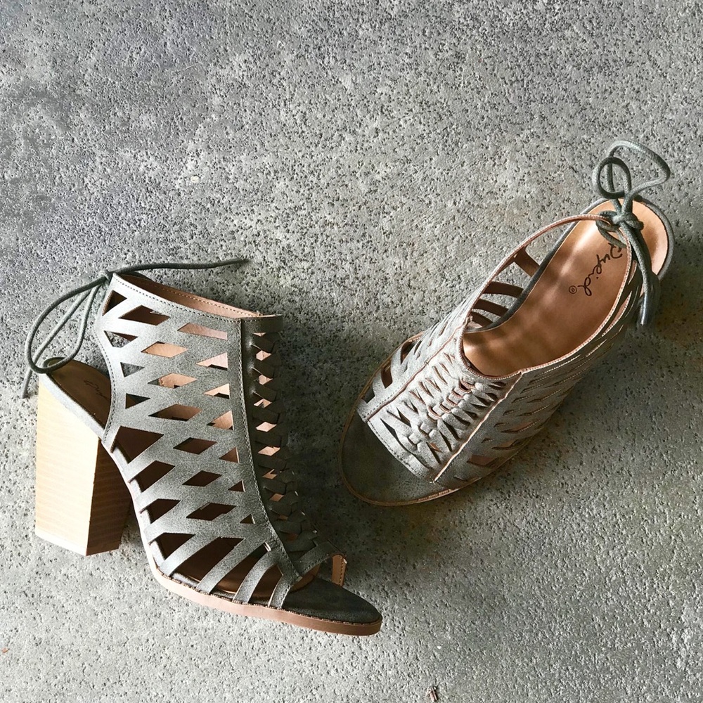 Qupid Georgia Distressed Khaki Stacked Wood Heel - Picture 4 of 8